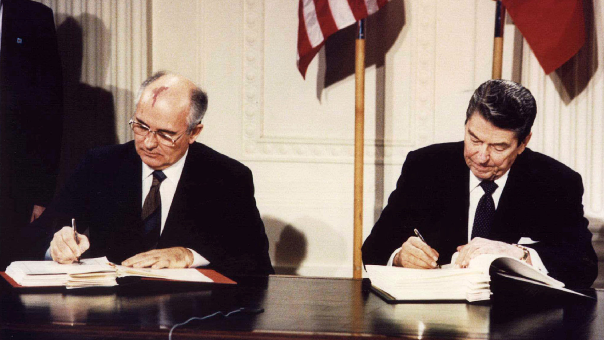 Выход сша из договора по про. Рональд Рейган и Горбачев. Горбачев в США 1987.